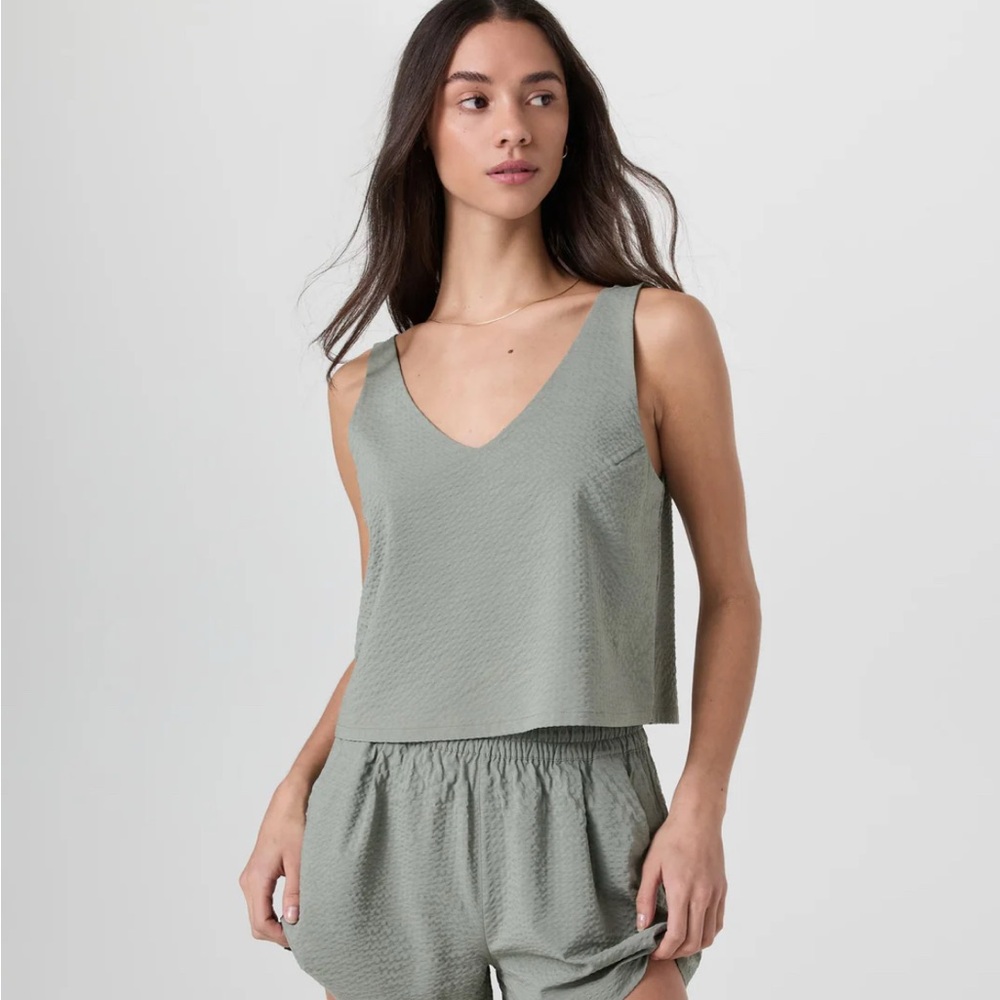 NWT- Vuori Textured Laurel Villa Top- (xl)
